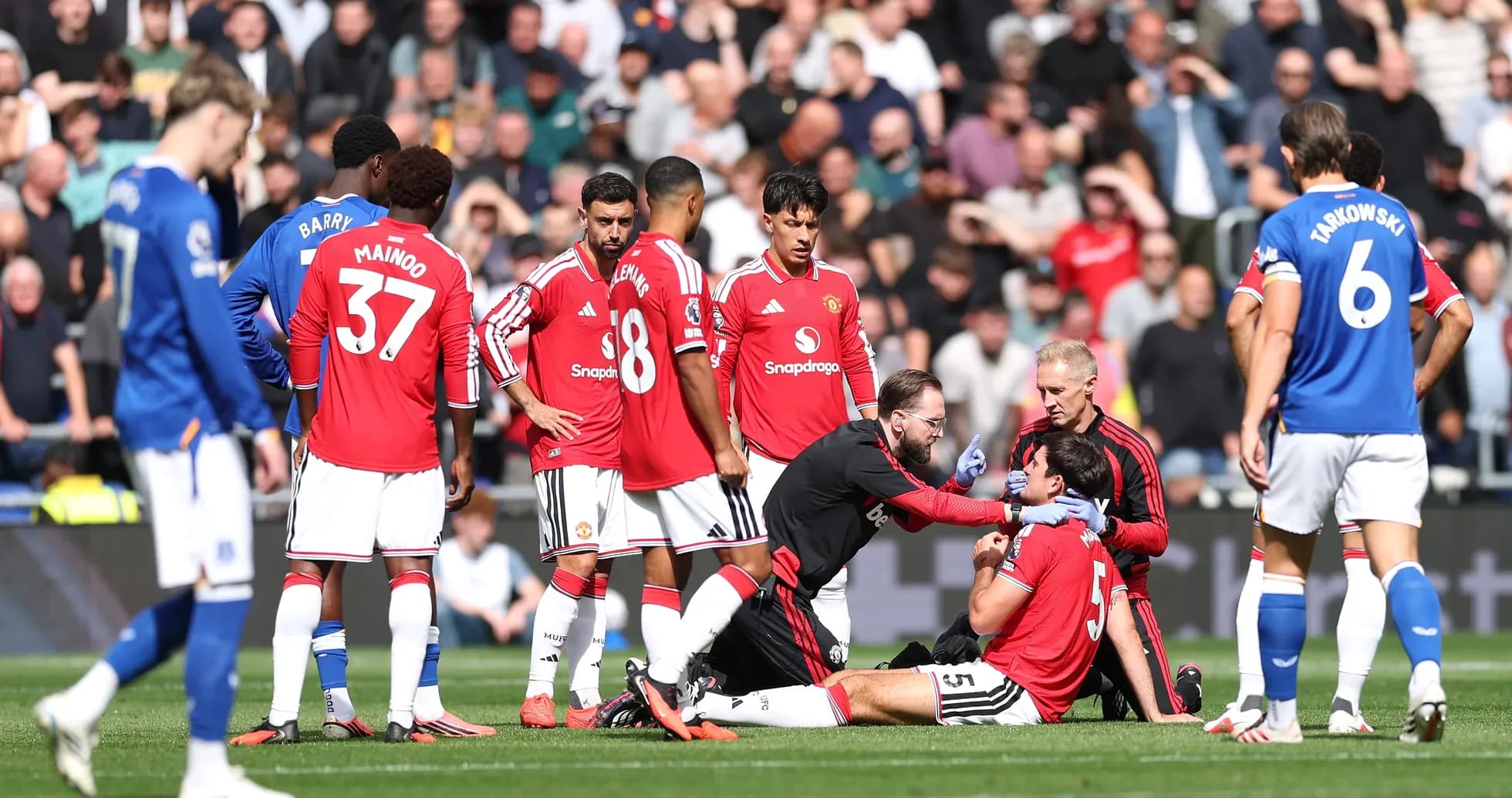 Игроки Manchester United помогают травмированному товарищу по команде