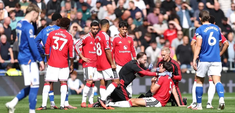 Игроки Manchester United помогают травмированному товарищу по команде
