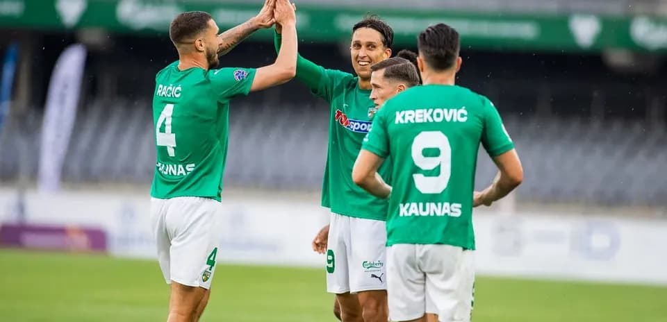 Игроки Kauno Žalgiris празднуют гол