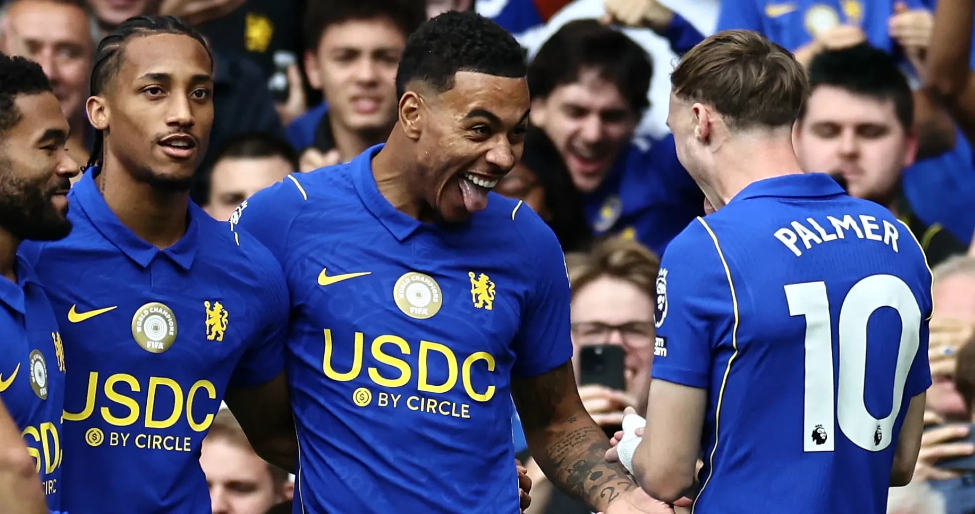 Игроки Chelsea празднуют гол на стадионе