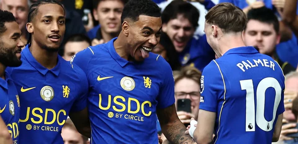 Игроки Chelsea празднуют гол на стадионе