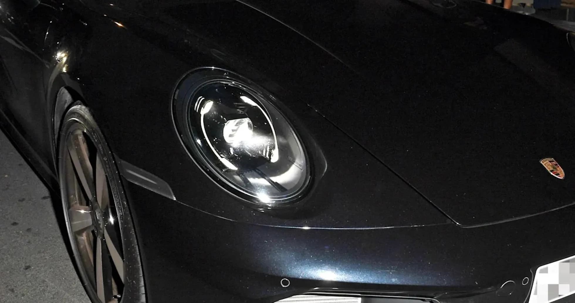 Два человека в автомобиле Porsche на улице