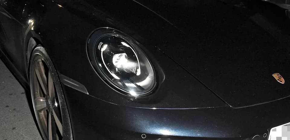 Два человека в автомобиле Porsche на улице