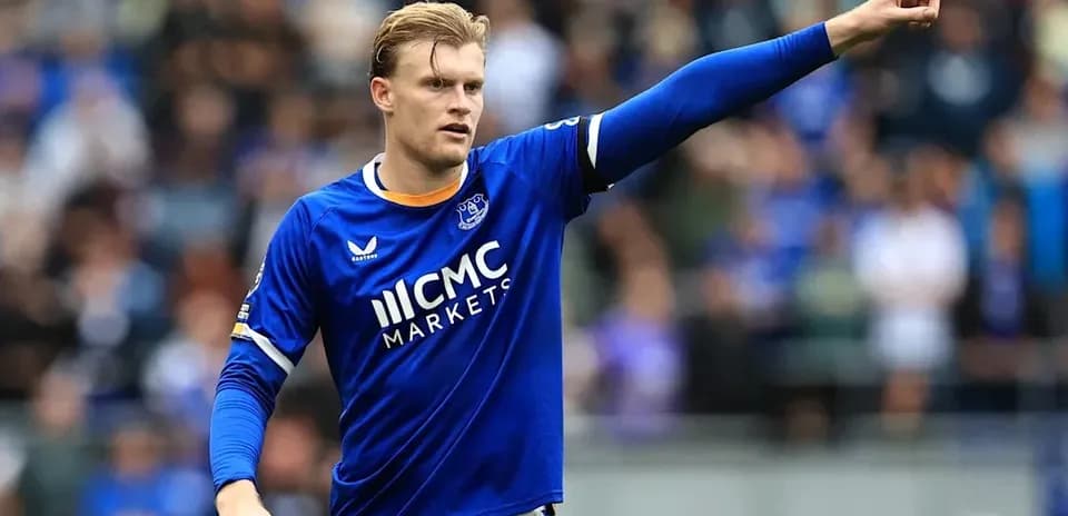 Игрок Эвертона указывает направление на поле