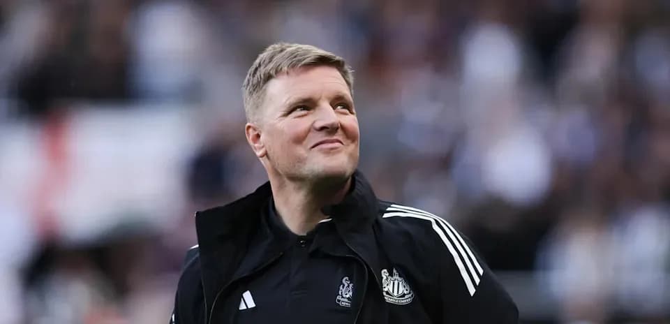 Тренер Newcastle United на поле во время матча