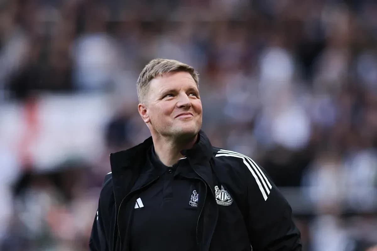 Тренер Newcastle United на поле во время матча