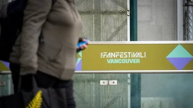 Посетитель мимо вывески Fan Festival в Ванкувере