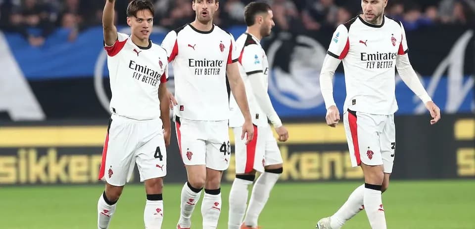 Игроки AC Milan празднуют гол во время матча
