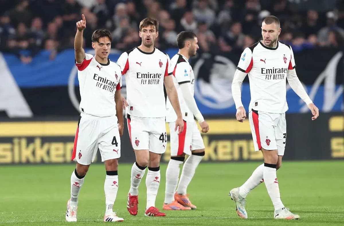Игроки AC Milan празднуют гол во время матча