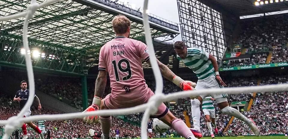 Игроки Celtic и соперника борются за мяч у ворот