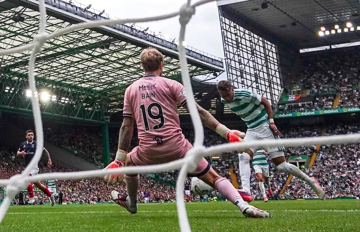 Игроки Celtic и соперника борются за мяч у ворот