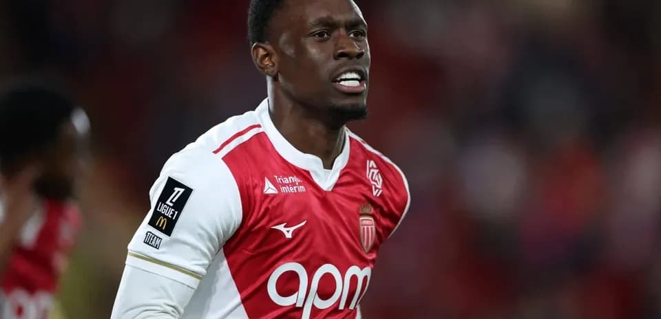 Игрок AS Monaco в красной форме на поле