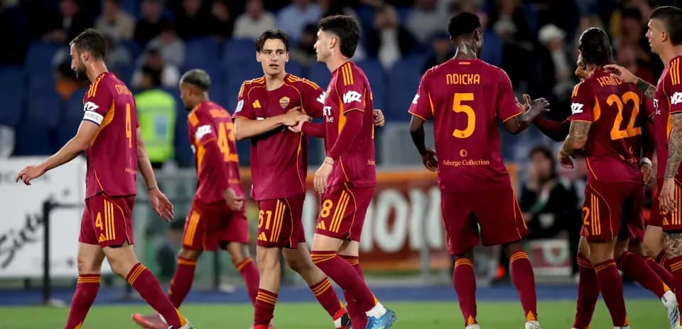 Игроки AS Roma празднуют гол в матче