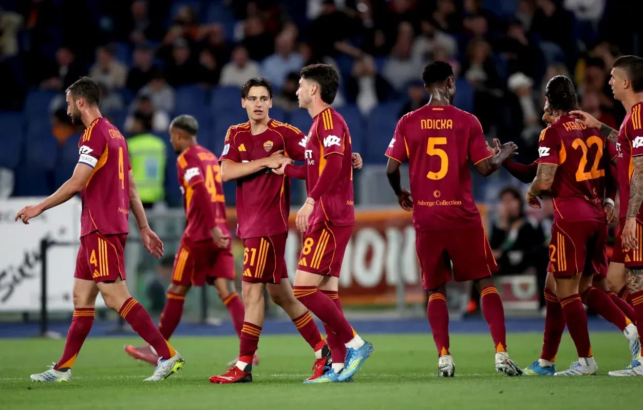 Игроки AS Roma празднуют гол в матче