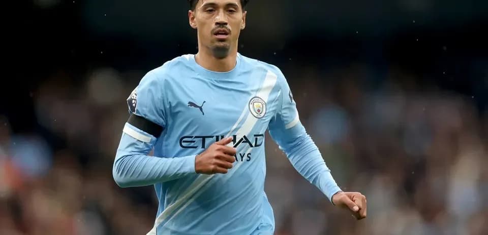 Игрок Manchester City бежит по полю во время матча