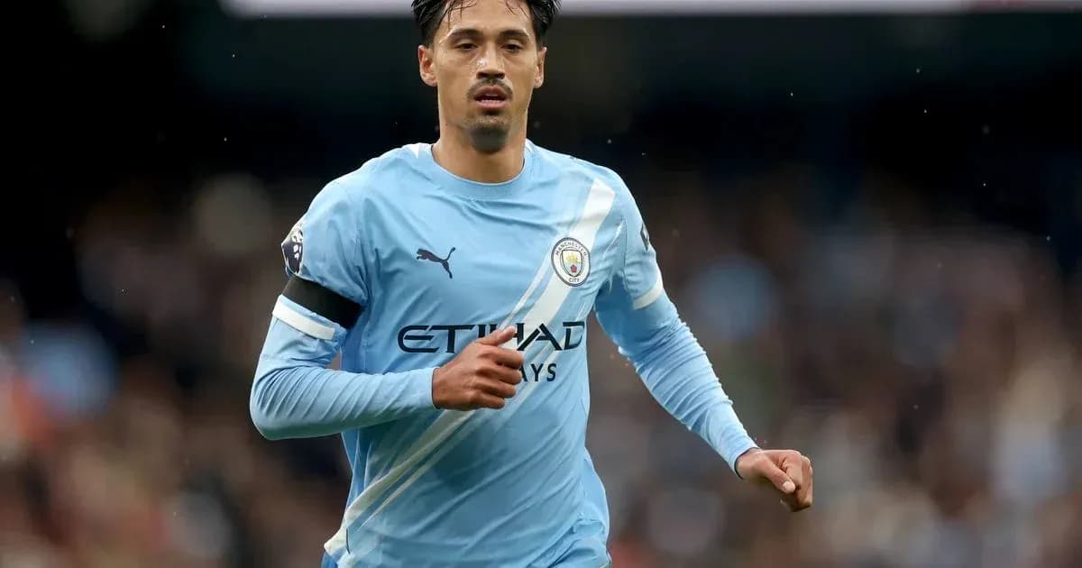 Игрок Manchester City бежит по полю во время матча