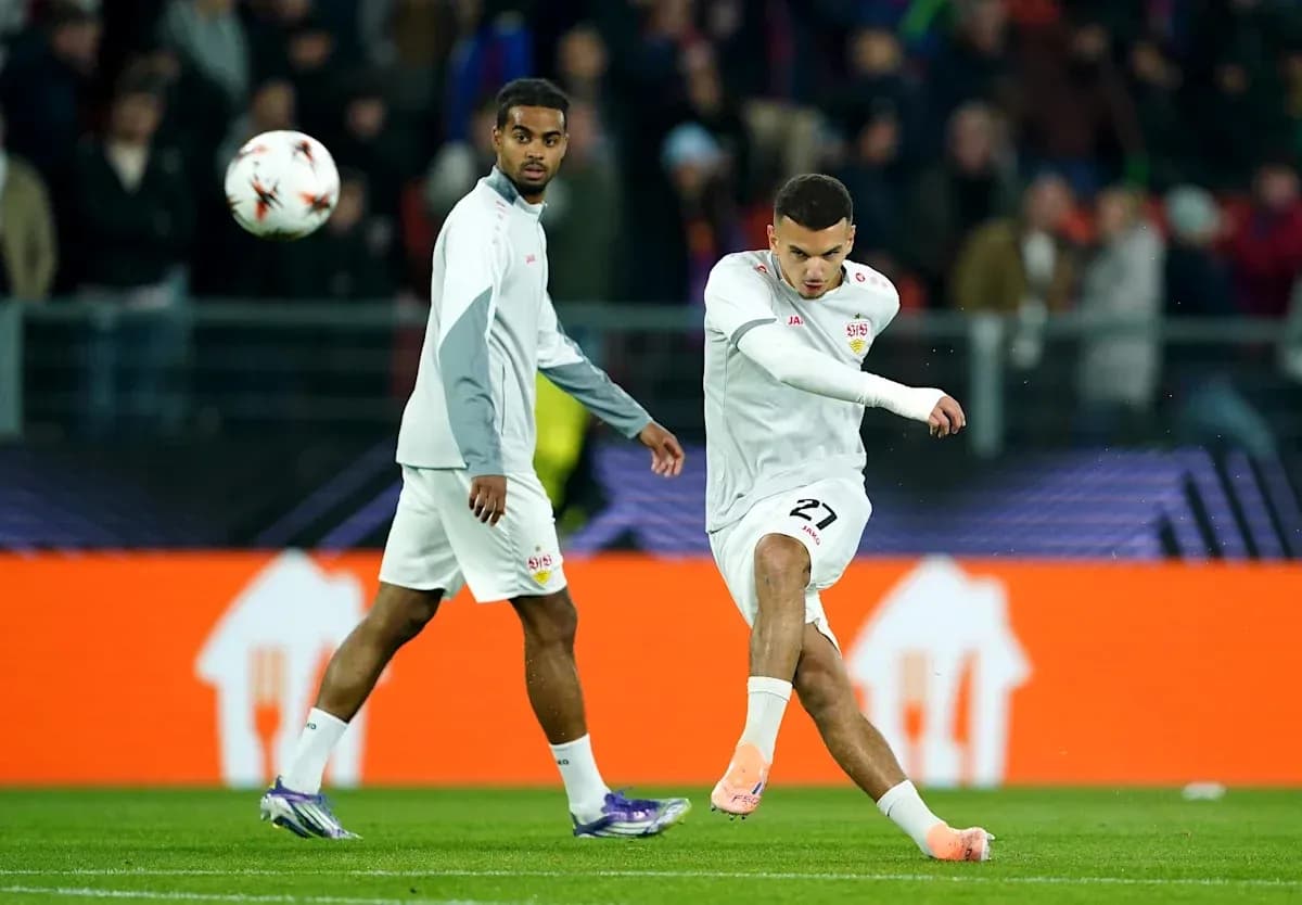 Игроки разминаются перед матчем на стадионе
