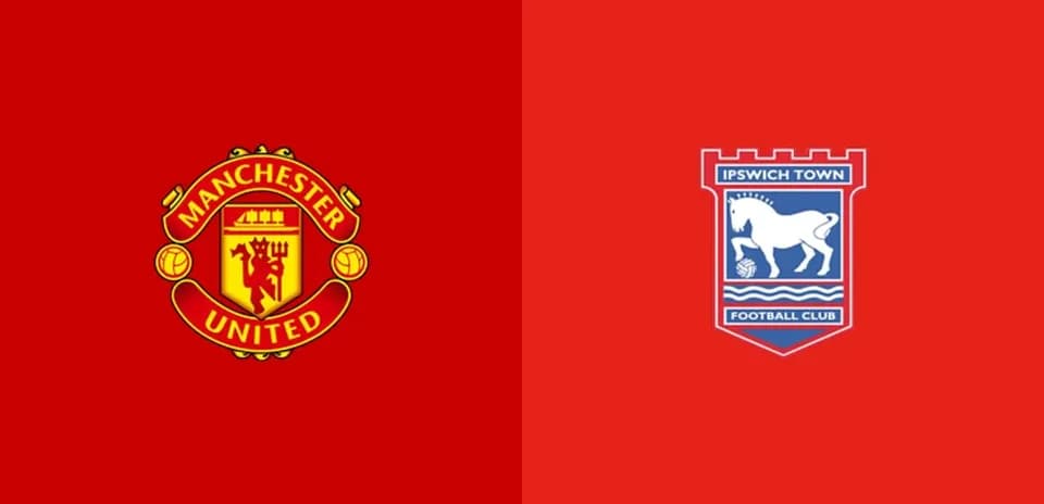 Логотипы Manchester United и Ipswich Town на красном фоне