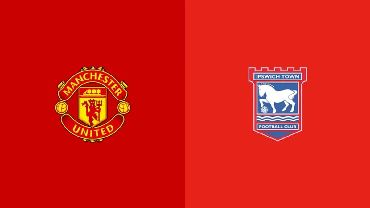Логотипы Manchester United и Ipswich Town на красном фоне