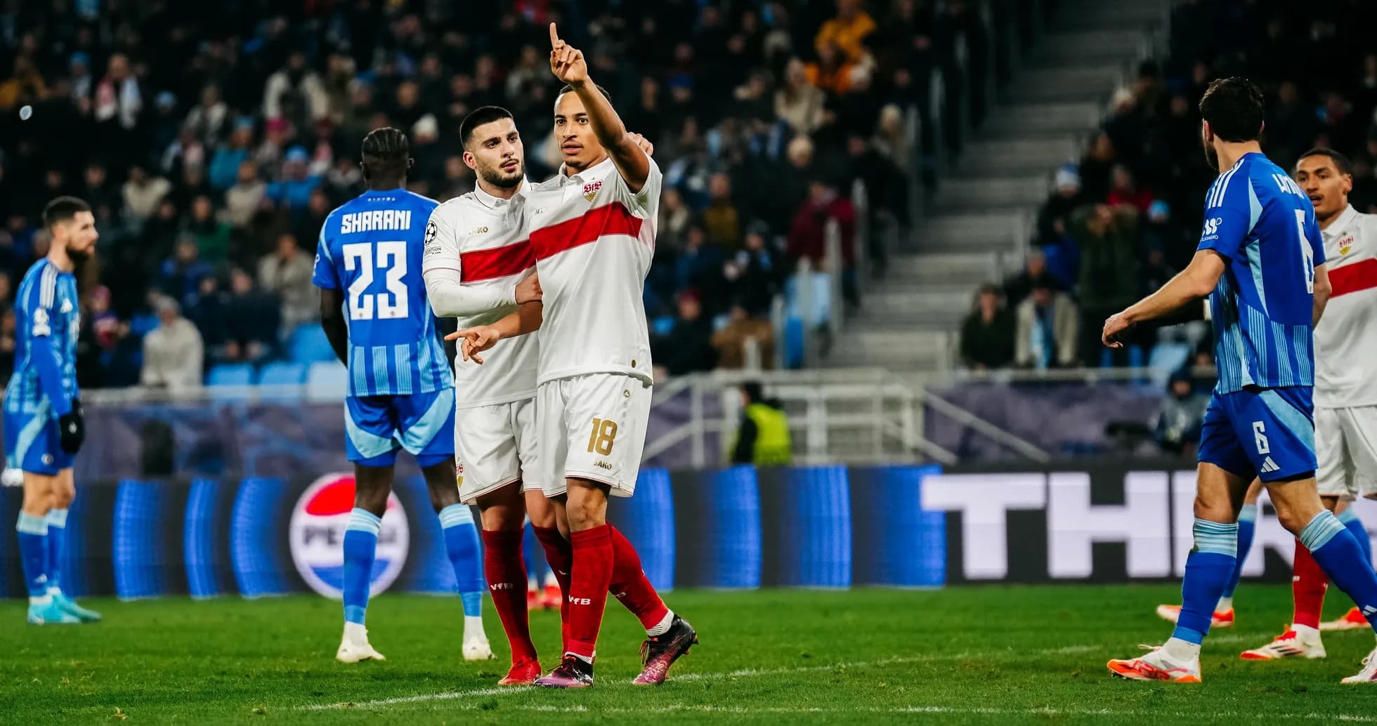 Игроки VfB Stuttgart обсуждают ситуацию на поле