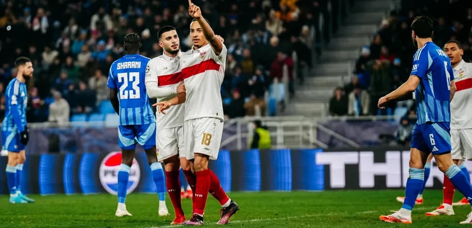 Игроки VfB Stuttgart обсуждают ситуацию на поле