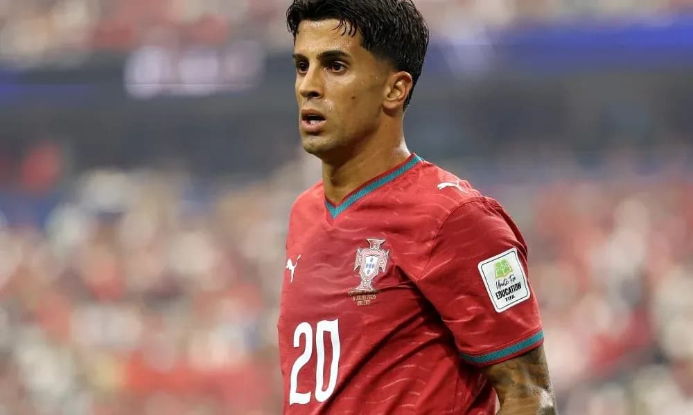 Игрок Португалии на футбольном поле во время матча