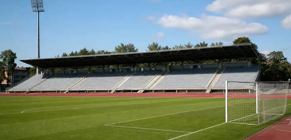 Стадион с трибунами и футбольными воротами