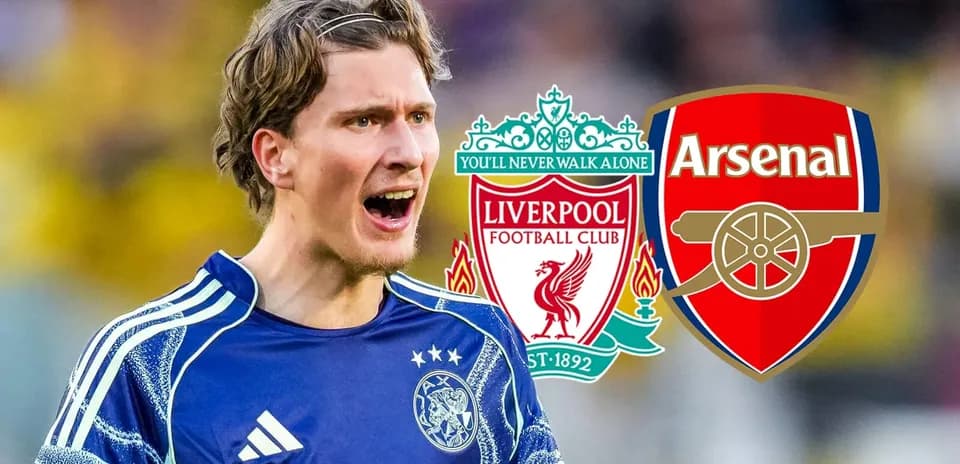 Вратарь в форме Ajax с логотипами Liverpool и Arsenal