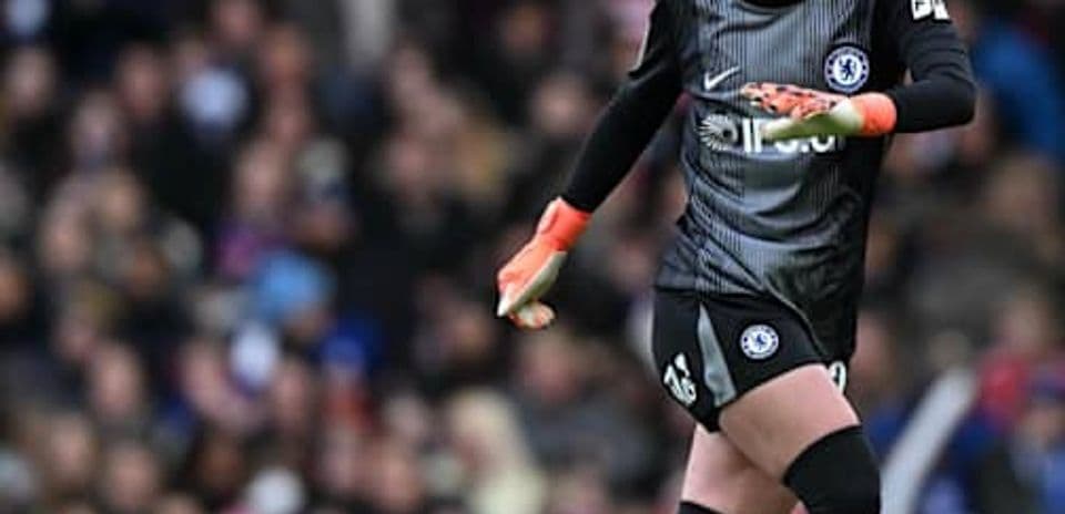 Вратарь Chelsea на поле во время матча