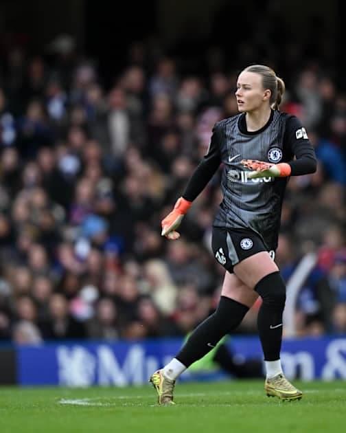 Вратарь Chelsea на поле во время матча
