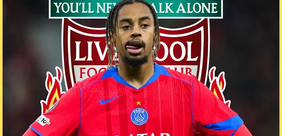 Игрок в форме PSG на фоне логотипа Liverpool