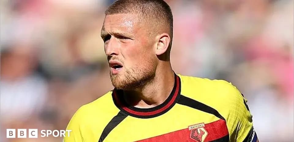 Игрок в желтой форме Watford на поле