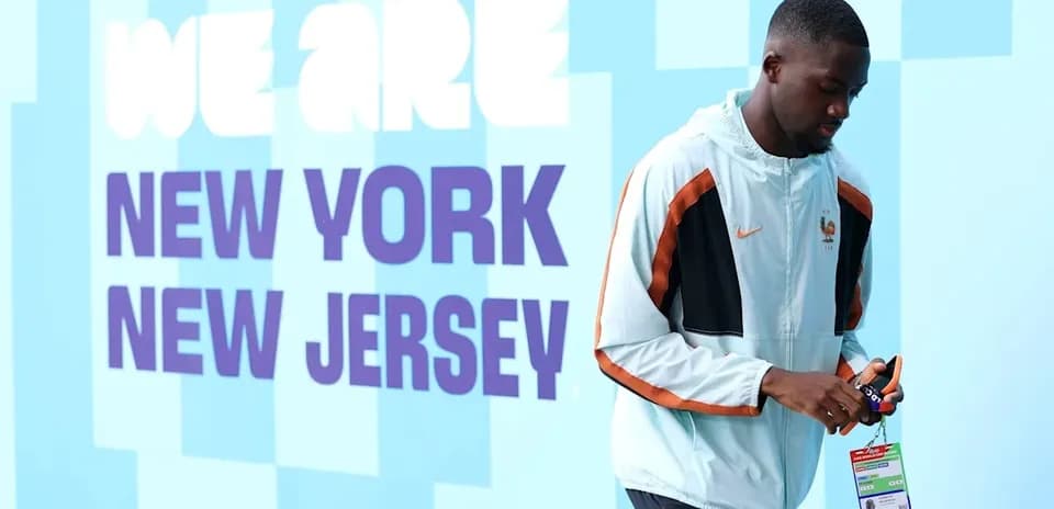 Игрок проходит мимо стены с надписью 'WE ARE NEW YORK NEW JERSEY'