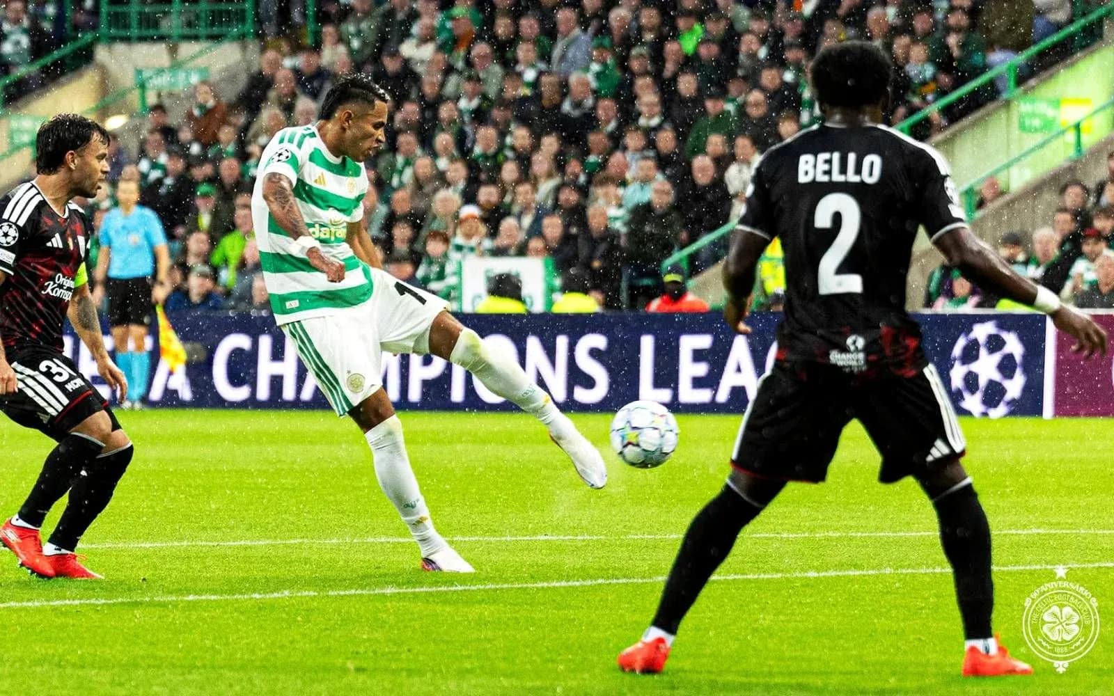 Игроки Celtic и Lask Linz в матче Лиги чемпионов