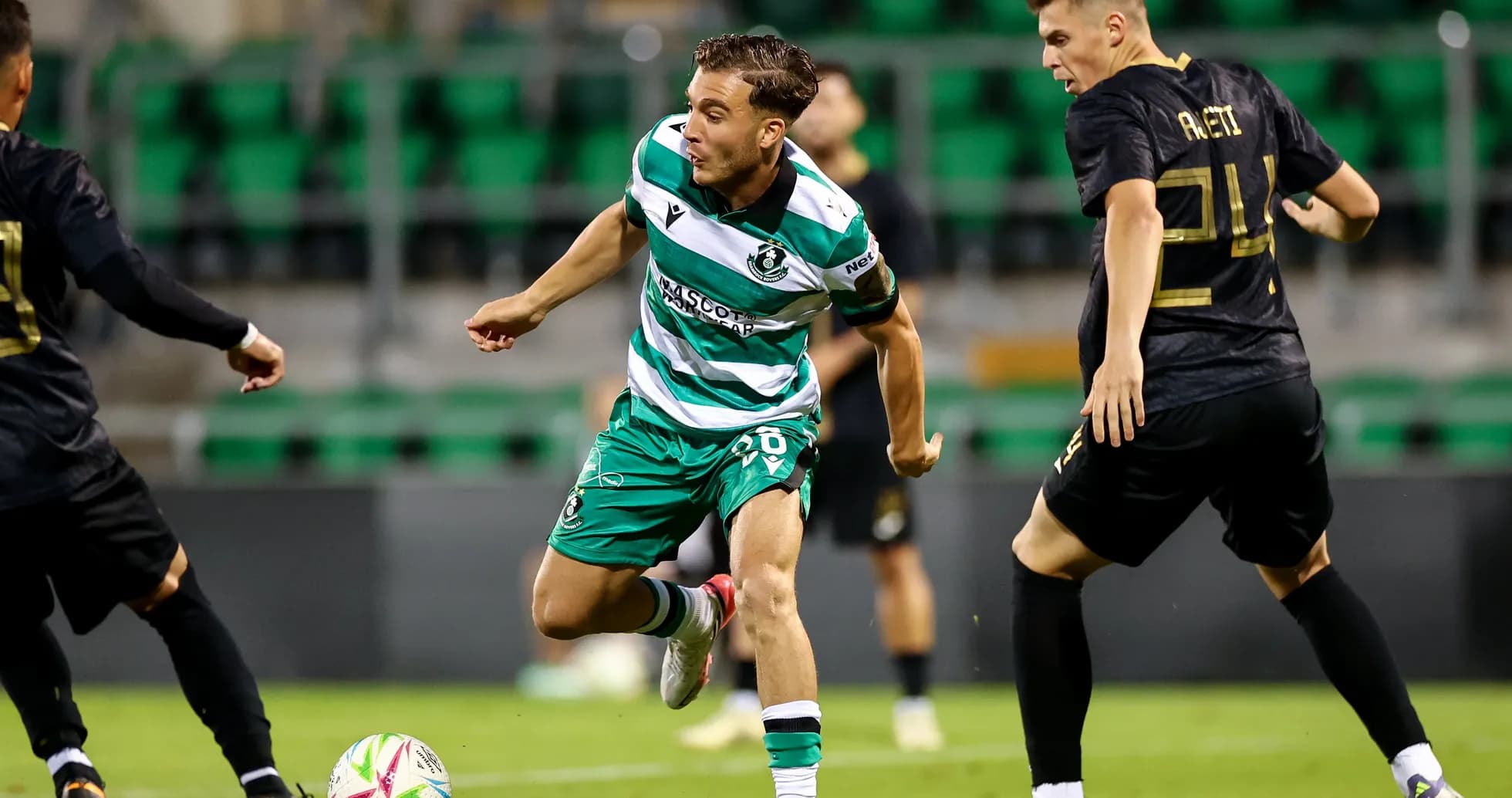Игроки Shamrock Rovers в атаке во время матча