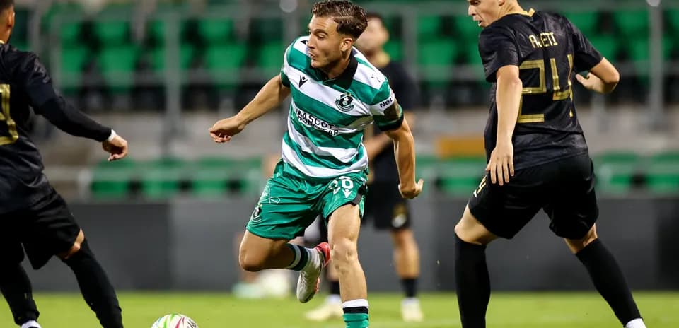 Игроки Shamrock Rovers в атаке во время матча