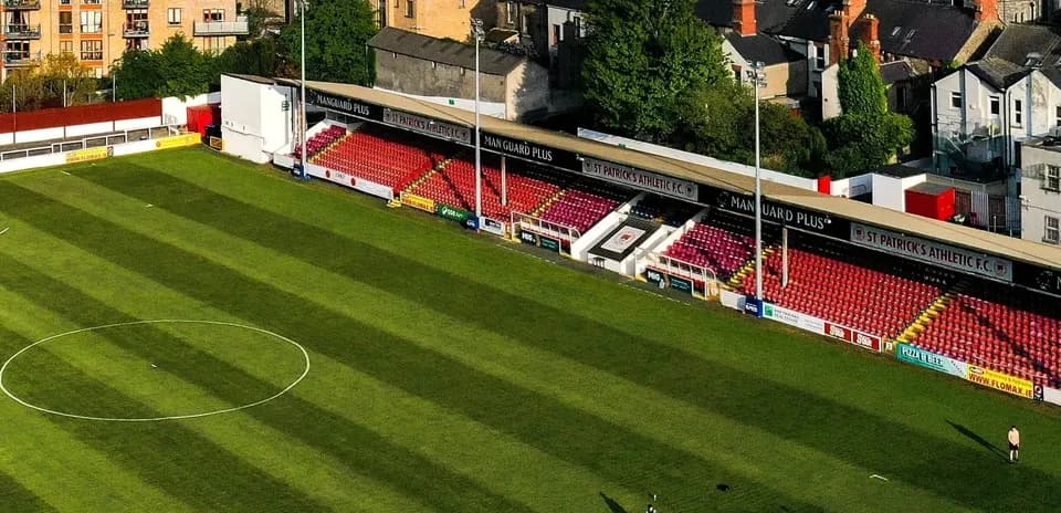 Пустой стадион St Patrick's Athletic F.C. с зелёным полем