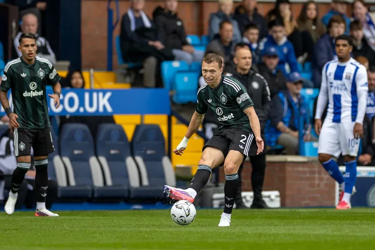 Игрок бьет по мячу на футбольном поле Игрок бьет по мячу на футбольном поле