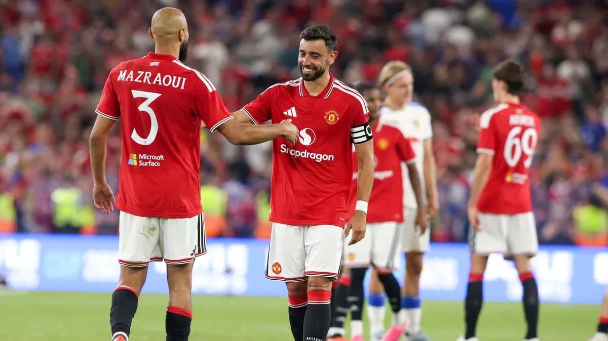 Игроки Manchester United обмениваются приветствиями после матча Игроки Manchester United обмениваются приветствиями после матча