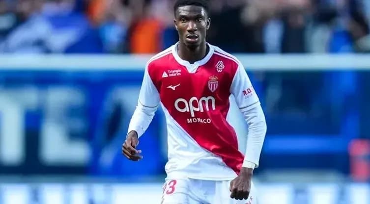 Игрок AS Monaco на поле во время матча Игрок AS Monaco на поле во время матча
