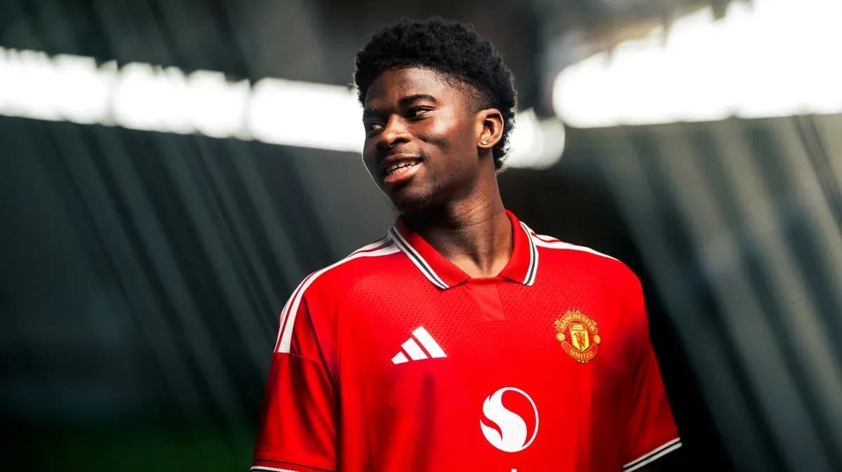 Игрок в красной футболке Manchester United на фоне Игрок в красной футболке Manchester United на фоне