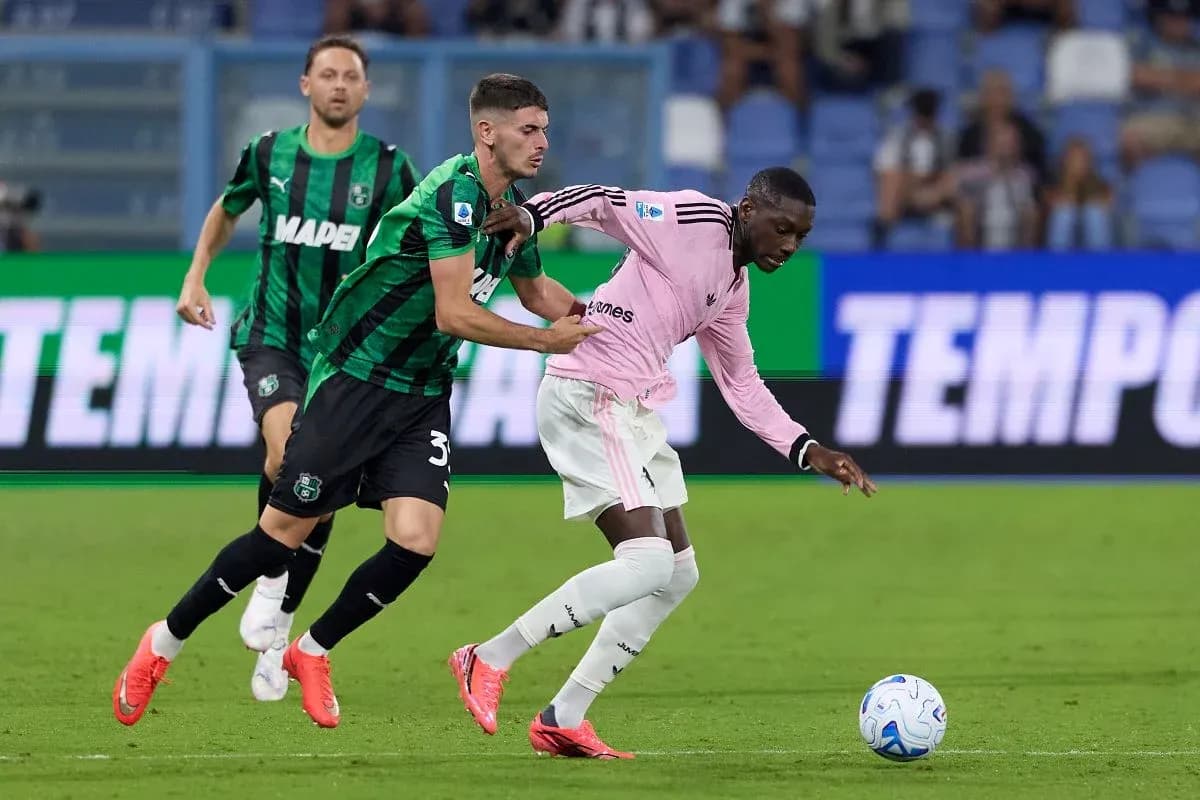 Игроки Sassuolo и Juventus в борьбе за мяч Игроки Sassuolo и Juventus в борьбе за мяч