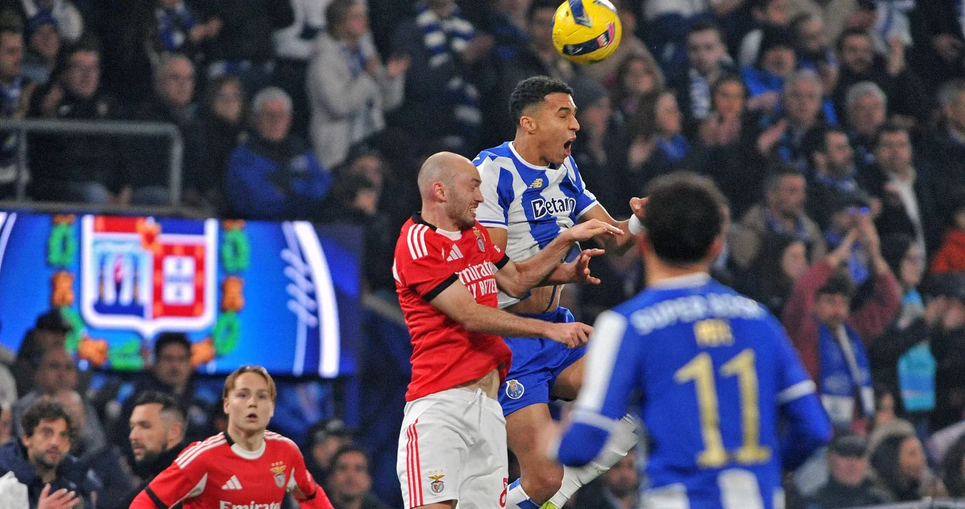 Игроки Porto и Benfica борются за мяч в воздухе Игроки Porto и Benfica борются за мяч в воздухе