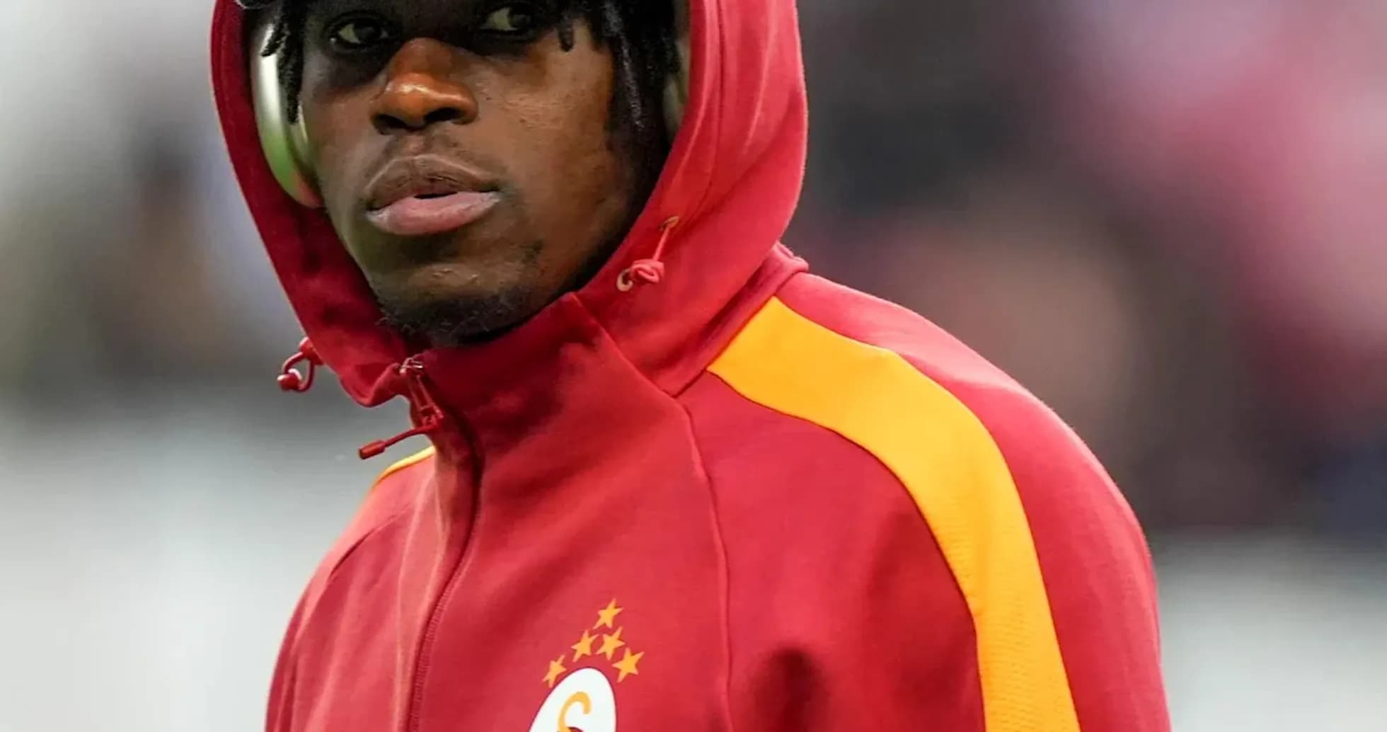 Игрок в красной куртке Galatasaray на стадионе Игрок в красной куртке Galatasaray на стадионе