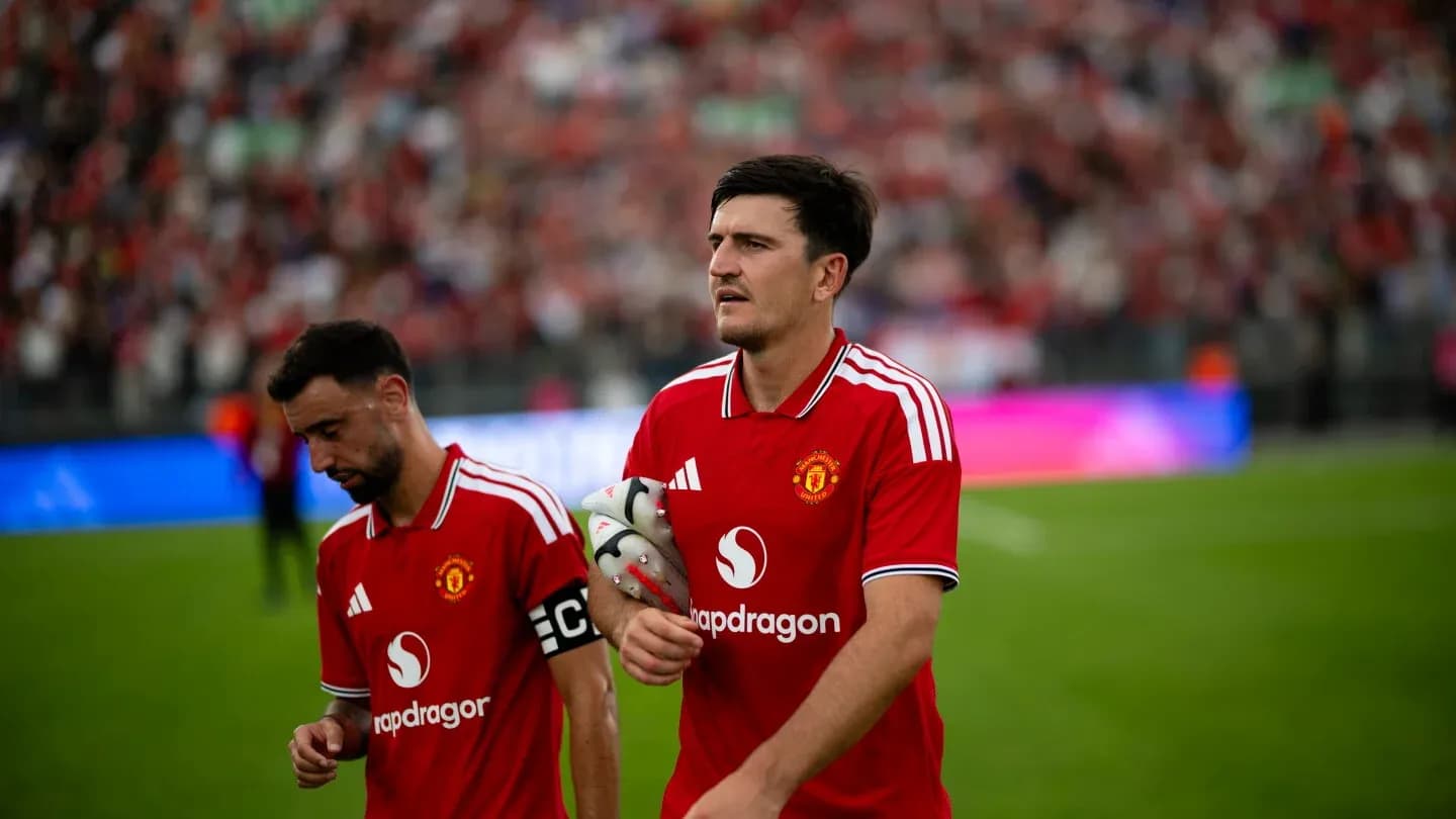 Игроки Manchester United покидают поле после матча Игроки Manchester United покидают поле после матча