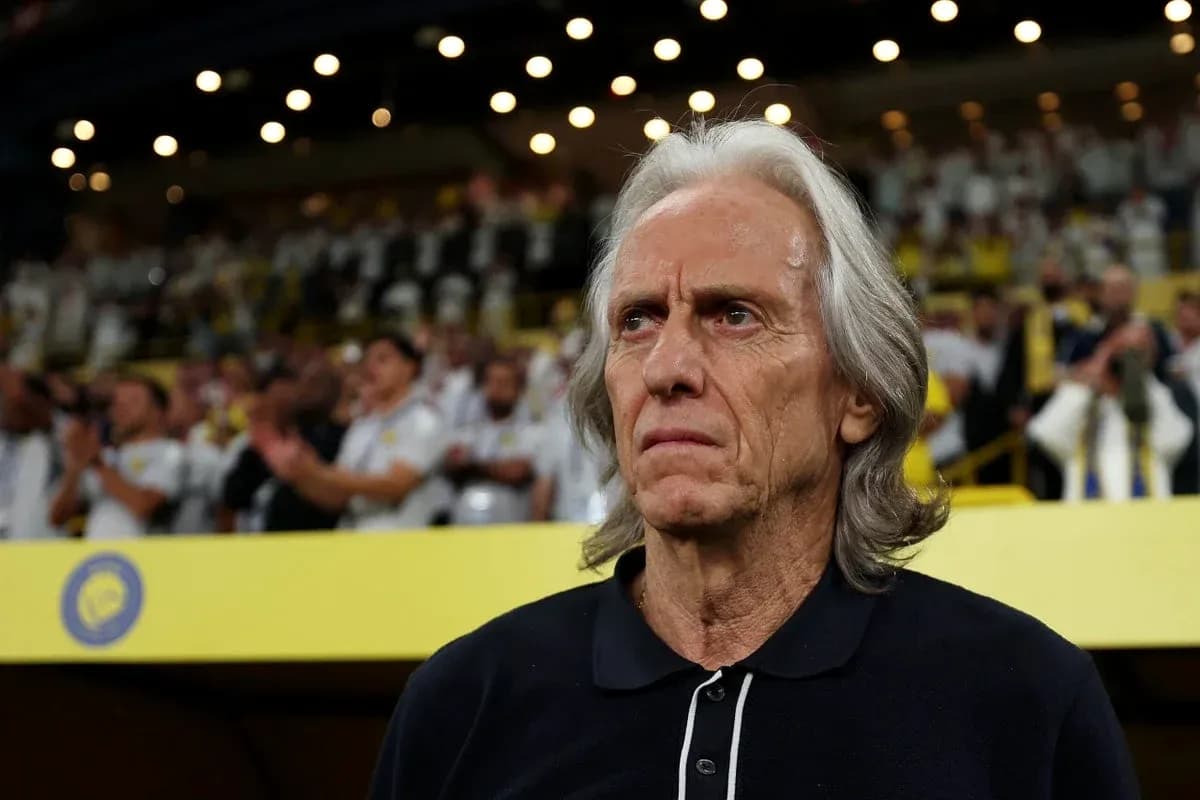 Тренер на стадионе во время матча Тренер на стадионе во время матча