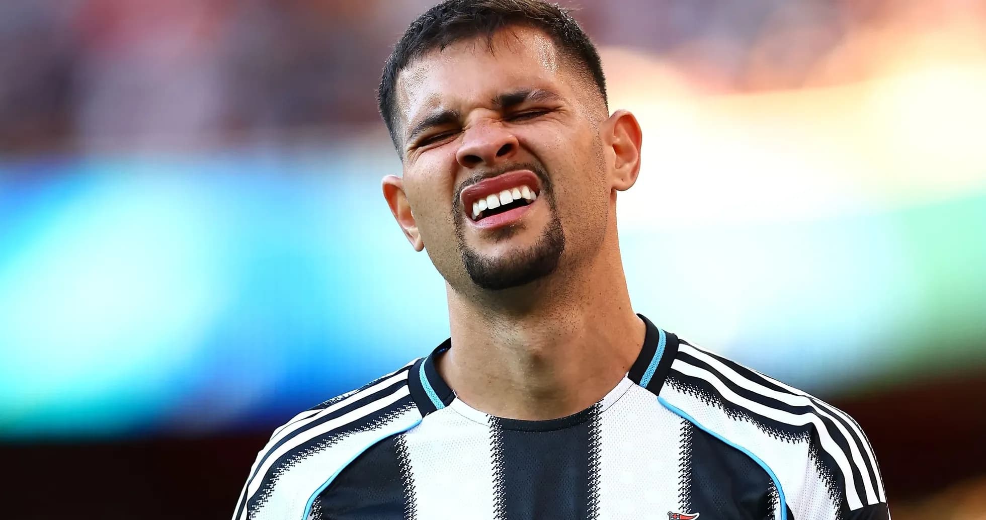 Игрок Newcastle United на поле во время матча Игрок Newcastle United на поле во время матча