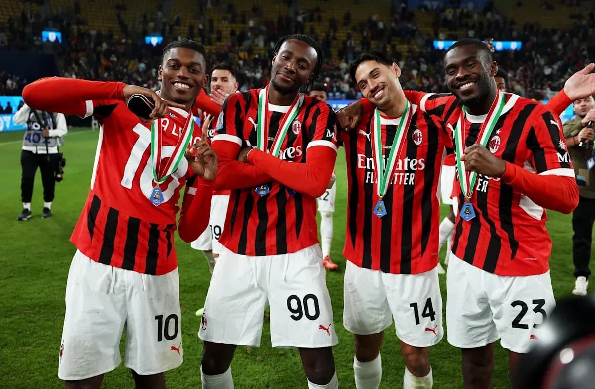 Четыре игрока AC Milan с медалями после матча Четыре игрока AC Milan с медалями после матча