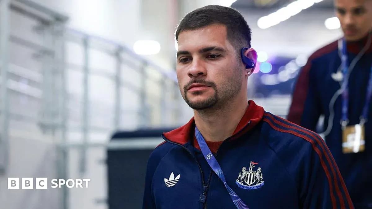Игрок Newcastle United входит в стадион перед матчем Игрок Newcastle United входит в стадион перед матчем