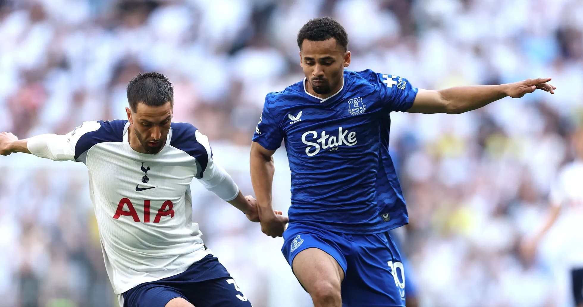 Игроки Tottenham и Everton борются за мяч Игроки Tottenham и Everton борются за мяч
